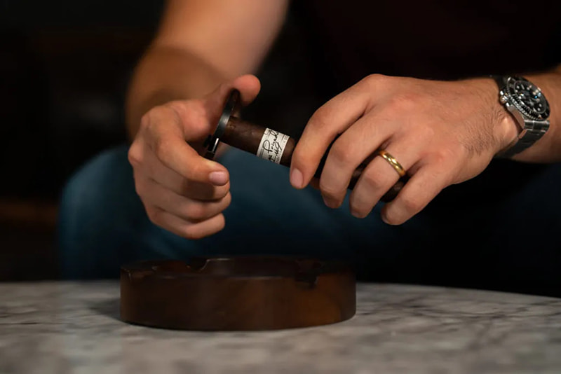 Nên cắt xì gà bằng dao chuyên dụng